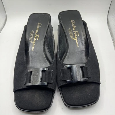 Salvatore Ferragamo Tela Negra Cuña Mules Vara Bow Tacón Hecho en Italia Talla 7B Foto 1 de 4