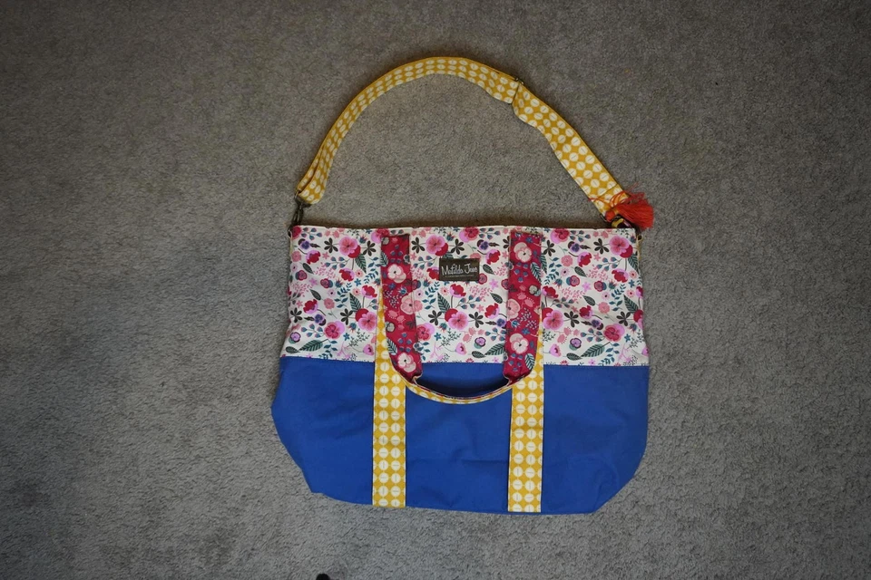Bolso de Mano Matilda Jane Floral Patchwork Fin de Semana - Base Azul - Lunares Amarillos Foto 1 de 4