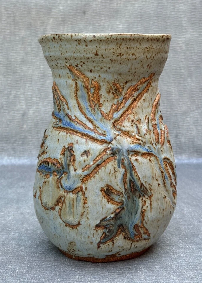 Vaso de cerâmica floral assinado Johns (ilegível) 1984 cinza azul marrom bronzeado abstrato - Imagem 1 de 4