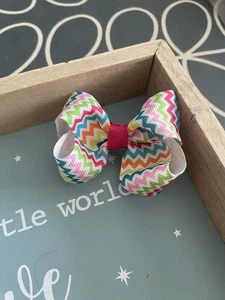 Small 2.5 inch zig zag Print Boutique Bow on alligator hair clip - Picture 1 of 4