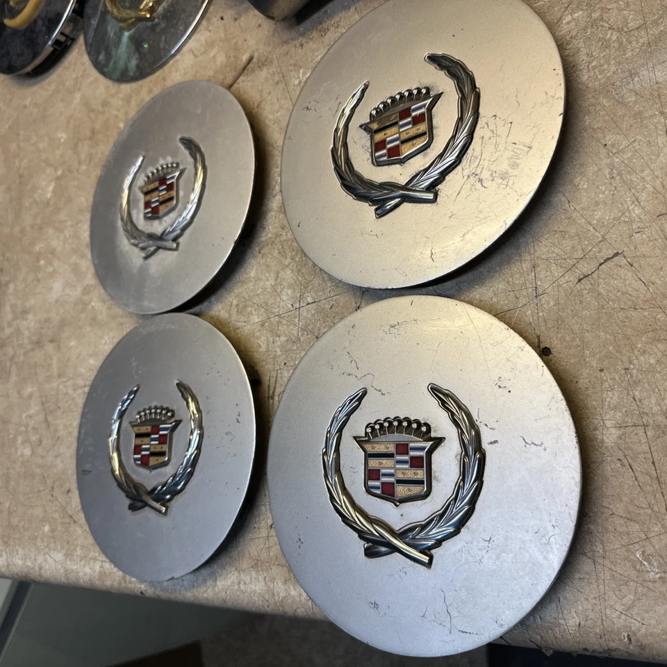 Cadillac Allante 1987-1992 tapas centrales de llantas de aleación (SET 4) - Arañazos pero raros Foto 1 de 4