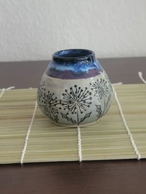 Jarrón artesanal de diente de león grabado esmalte estudio arte PotteryBud 3" de alto - firmado Foto 1 de 4