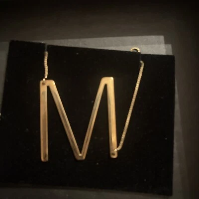 Collar inicial bloque mayúscula lateral en oro de 10k sobre plata  Foto 1 de 4