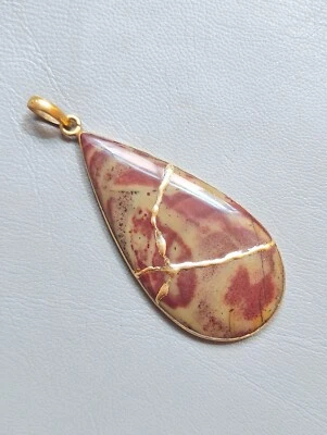 Kintsugi kintsukuroi jasper stone pendant repaired of Japanese Gold Plated Chain - Image 1 of 4