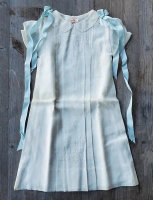 罕见古董 T.D. Whitney 亚麻商店女孩刺绣亚麻圣餐裙 — 第 1/4 张图片