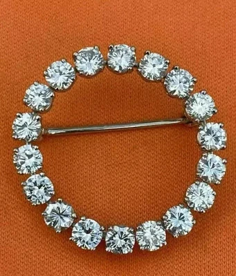 Broche prendedor de diamantes creados en laboratorio de corte redondo de 3 quilates con acabado en oro blanco de 14 quilates Foto 1 de 4