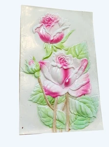Geprägte antike Blumen Postkarte rosa Rosen Kunststoff Vorder Papier Rückseite unbenutzt - Bild 1 von 2