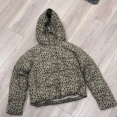 Chaqueta acolchada Crewcuts Everyday para niñas con capucha cremallera a presión talla 14 estampado animal Foto 1 de 4