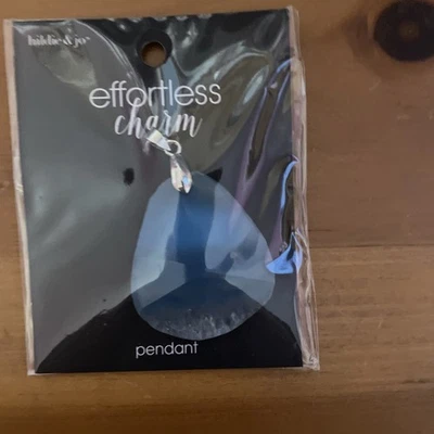 Colgante de piedra de resina iridiscente azul Hildie & Jo “Effortless Charm”  Foto 1 de 2