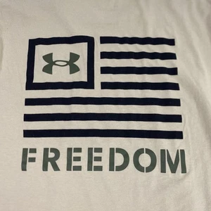 Under Armour Hemd Herren XL hellbraun Freedom USA Flagge Grafik Loose Fit Kurzarm - Bild 1 von 9