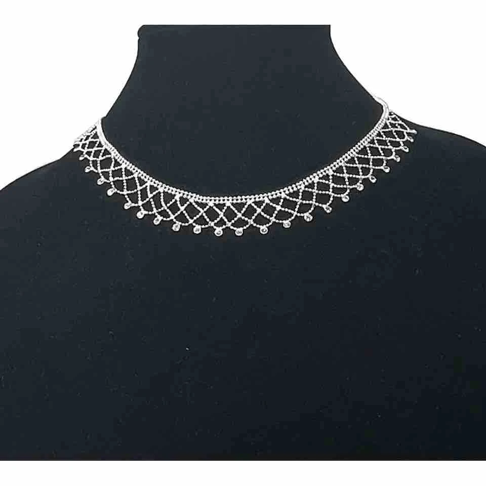 Collar de encaje con placa de plata Givenchy nuevo sin etiquetas con pedrería rosa. Foto 1 de 4