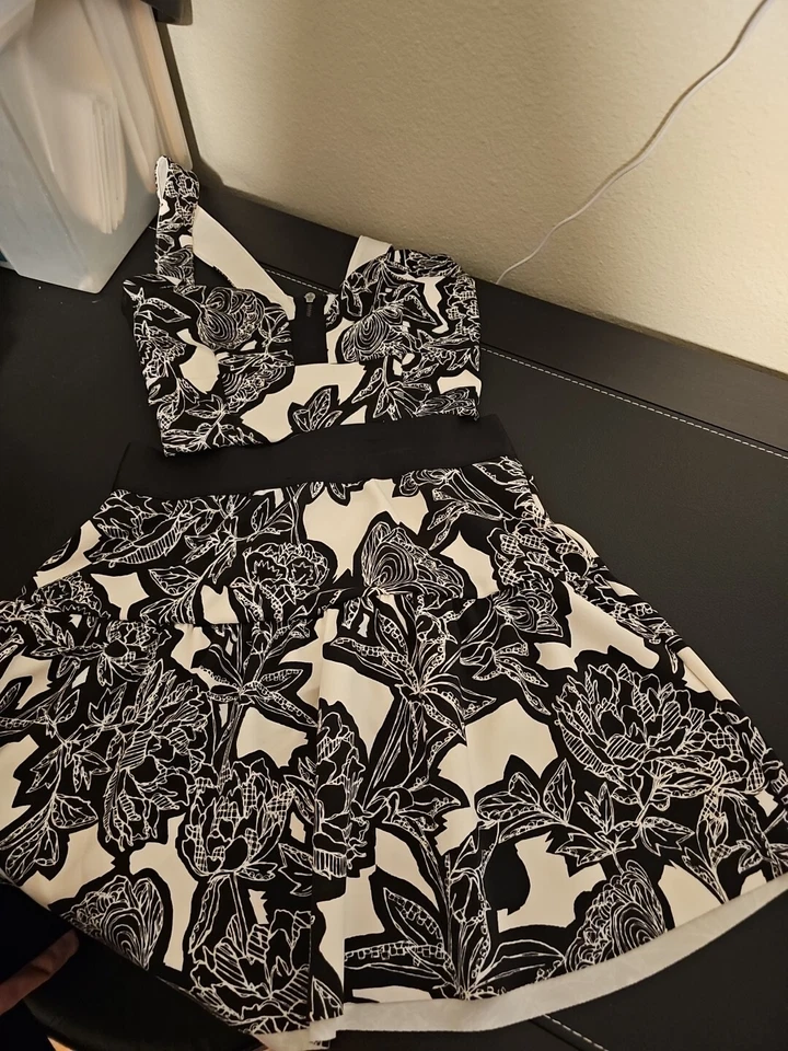 Express Juego de 2 Piezas Top Corto, Falda Talla Xs Foto 1 de 1