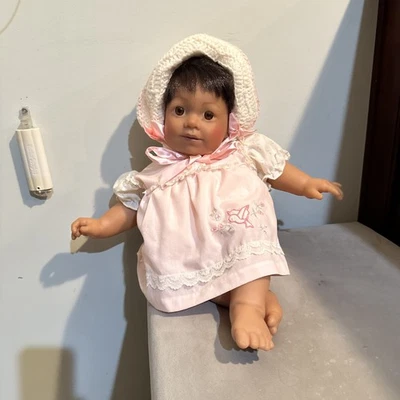 Aretes de vinilo/tela Hasbro Real Baby 1986 vintage 18” pelo castaño/ojos marrones  Foto 1 de 4