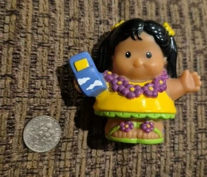 Fisher Price Little People NIÑA DE VACACIONES HAWAIANA Usando Lei Turista con TELÉFONO - Imagen 1 de 2