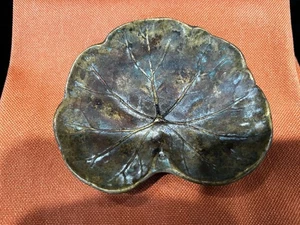 Cenicero de baratija de hoja de geranio de latón macizo Virginia Metalcrafters 1948 de colección - Imagen 1 de 3