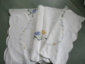 Tischdecke Mitteldecke weiß mit Muster, ca. 79 cm  x 74 cm,  BW - Bild 1 von 1