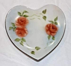 6.25" Heart Shaped Plate Gold Trim Pink Roses & Leaves, Signed E. Metz 1984 - Picture 1 of 3