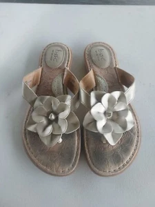 BOC Born Women’s Flower Flip Flop Sandal Size 8 Taupe Metallic Gold - Picture 1 of 8