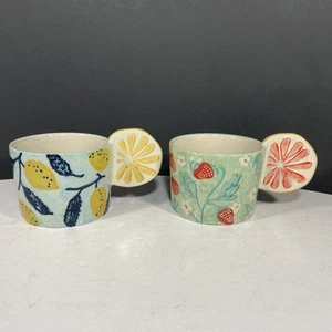 Anthropologie Grove Tassen Zitrone Erdbeere Zitrus Scheibe Griff 2er Set - Bild 1 von 13