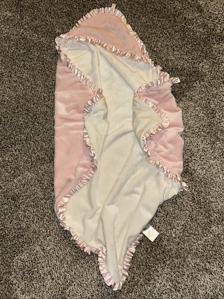 RARO Bunnies by Bay "Baby Girl Where's Your Little Curl?" Manta con volantes de satén Foto 1 de 4