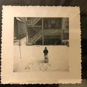 Foto real de colección instantánea niño cándido construyendo un muñeco de nieve apartamento ciudad urbana - Imagen 1 de 6
