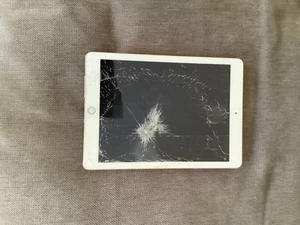 Rose Gold 32GB iPad 6 Generation - Picture 1 of 1