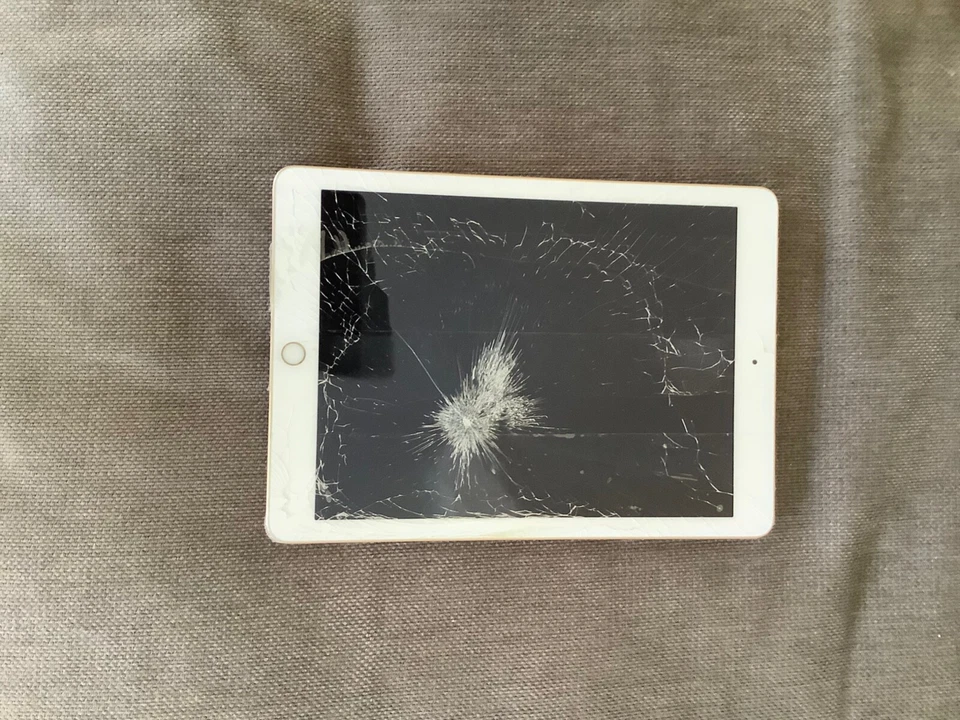 Rose Gold 32GB iPad 6 Generation - Image 1 of 1