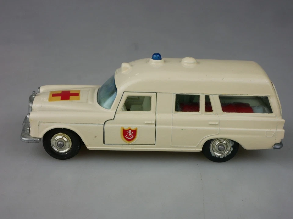 K-06B Mercedes-Benz 'Binz' Ambulance - 81349 Matchbox Kingsize Lesney - Bild 1 von 4