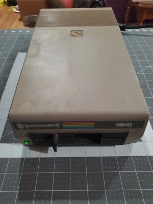 Unidad de disquete Commodore 64: modelo 1541 encendido no probado  Foto 1 de 4