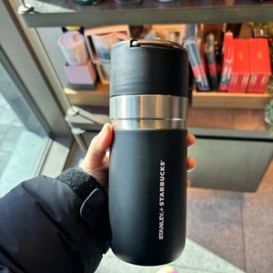 Vaso Starbucks Corea Stanley 2023 dorado y negro 500 ml 17 oz Grande - Imagen 1 de 5