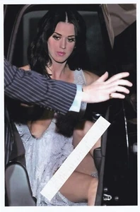 Celebrity-Katy Perry Exiting a Car-Photo - Picture 1 of 1
