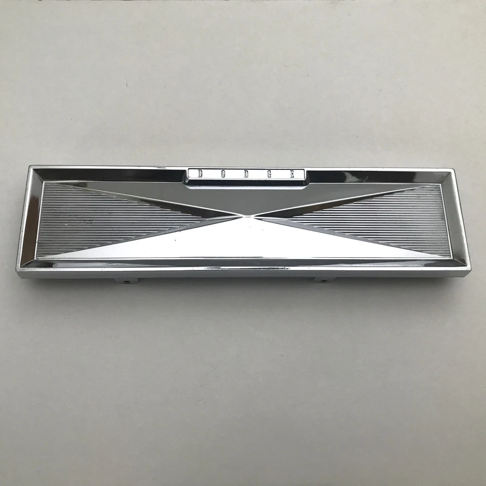 1960-61 Dodge Dart & 1962-64 Dodge 880 Radio Opening Cover Plate 1901789, Mopar - Imagem 1 de 4