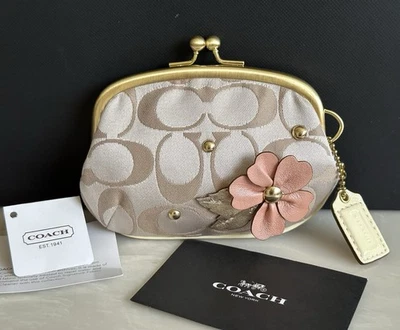 NUEVO CON ETIQUETAS MONEDERO COACH ROSA/CAQUI/MULTI SIG MARCO CON APLIQUES FLORALES KISSLOCK 61557 Foto 1 de 4