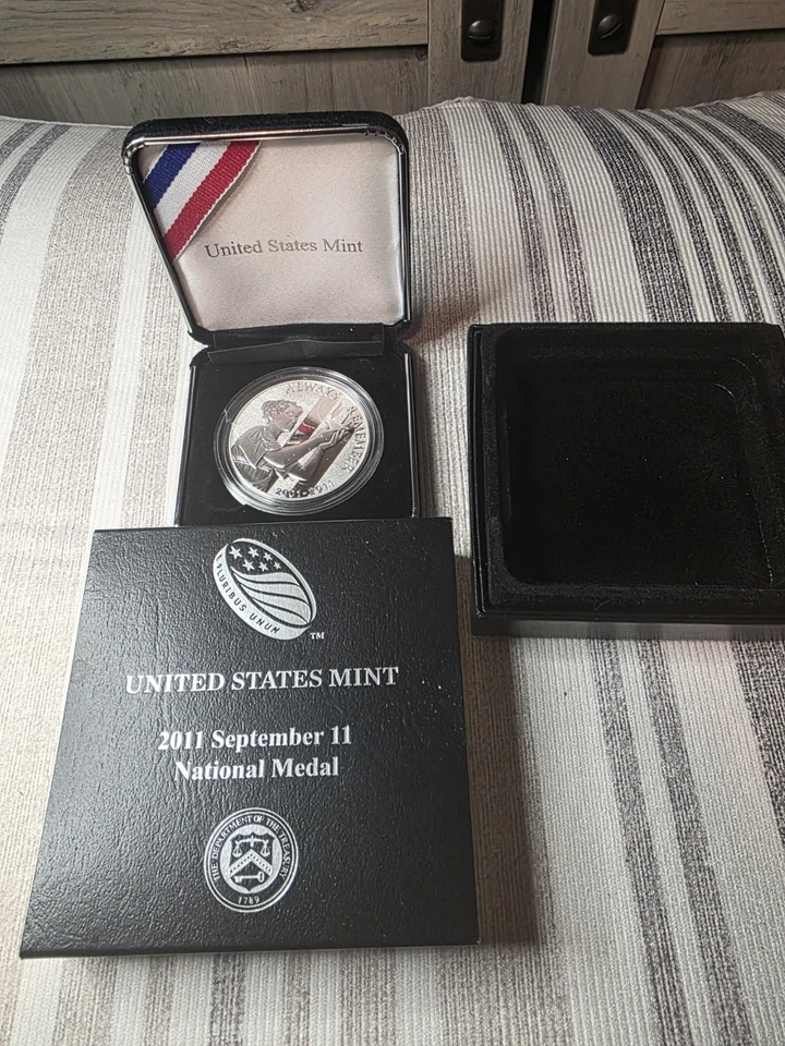2011 US Mint 9/11 National Medal 1 oz .999 Silver Proof Coin in OGP w/ Box - Image 1 of 4