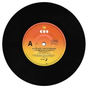 DAVE AND THE DYNAMOS - LIFE BEGINS AT FORTY - Rare Oz 7" 45rpm Single 1983 - CBS - Picture 1 of 4