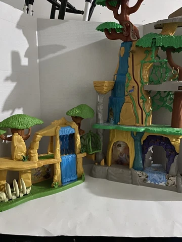Lion King Guard Training Lair + Defend Pride Rock  Playset Lot Cover