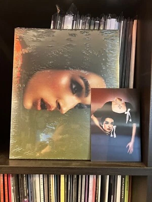 Revolver X Poppy Exclusive Green Ed. Magazine & Slipcase w/ Lenticular #310/500 Foto 1 de 2