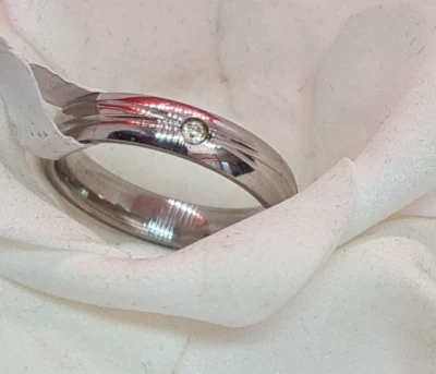 Edelstahl Ring mit Zirkonia Strassstein mit mit Rillen - Bild 1 von 3