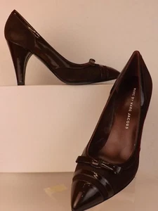NUEVO EN CAJA ZAPATOS DE SALÓN MARC BY MARC JACOBS MARRÓN GAMUZA PATENTADA CUERO CON PUNTA PUNTIAGUDA 40 $395 - Imagen 1 de 12