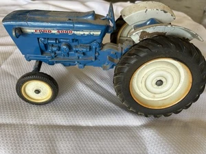 Vintage 1970's FORD 4000 TRACTOR SPLIT GRILL VERSION DIE CAST METAL TRACTOR - Picture 1 of 6