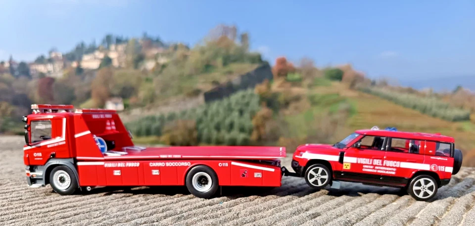 VIGILI DEL FUOCO  Scania P320 Carro Soccorso + Defender 110 Die Cast Model 1/43 - Immagine 1 di 4