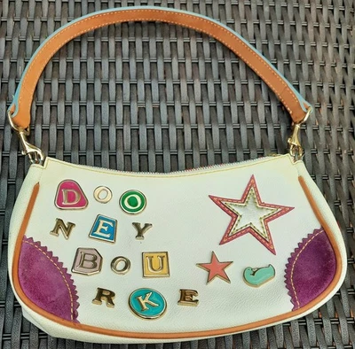 Bolso de hombro vintage Y2K Dooney and Bourke Lindsay Lohan Charm #1 media luna 2004 Foto 1 de 4