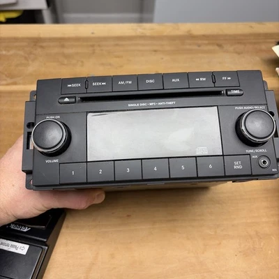 ***Radio AM FM estéreo de fábrica Chrysler Dodge Jeep OEM P/N P68252824AA sin probar Foto 1 de 4