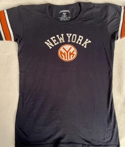 NY KNICKS CAMICIA DONNA GRANDE BANNER 47 GIROCOLLO MSG NBA BASKET BLU - Foto 1 di 4