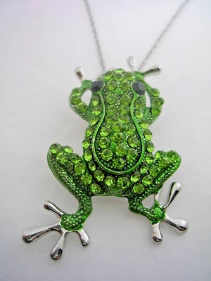 КУЛОН НА БУЛАВКЕ ЛЯГУШКА С ЗЕЛЕНЫМИ КРИСТАЛЛАМИ, ЭМАЛЬ ЧЕРНЫЕ ГЛАЗА ОНИКСА ИЗ НЕРЖАВЕЮЩЕЙ СТАЛИ - Изображение 1 из 4