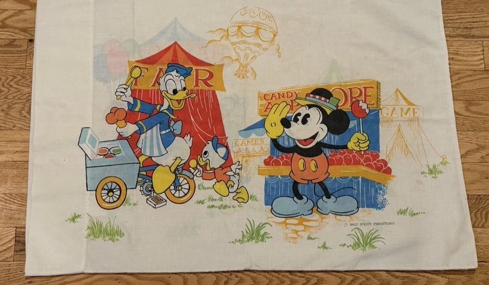 Funda de almohada vintage años 70’s/80’s Walt Disney Mickey Donald Minnie goofy at the fair Foto 1 de 4