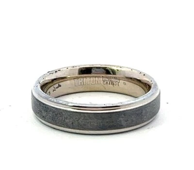 Triton 6mm Bianco Tungsteno Fascia Anello W/Grigio Sabbia Centro & Passo Bordi - Immagine 1 di 4