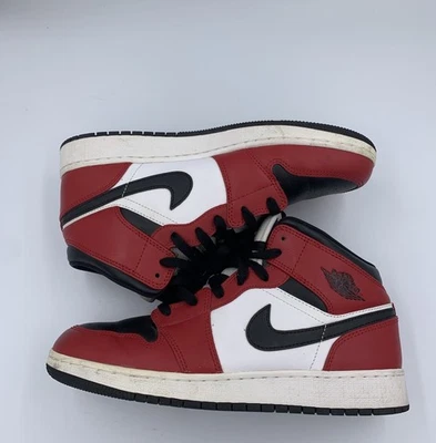 Zapato Nike Air Jordan 1 Mid Chicago Puntera Negra Talla 7Y Hombre’s 7 Mujer’s Talla 8.5 Foto 1 de 4