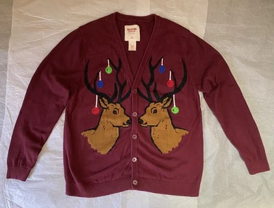 Mossimo 驯鹿新奇丑陋圣诞毛衣勃艮第开衫,尺寸 L — 第 1/4 张图片