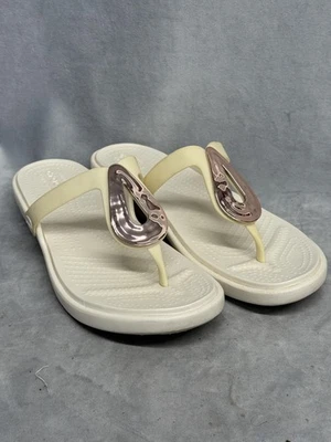 Sandálias Crocs femininas tamanho 9 creme flip flop tanga ouro rosa lágrima 205582 - Imagem 1 de 4